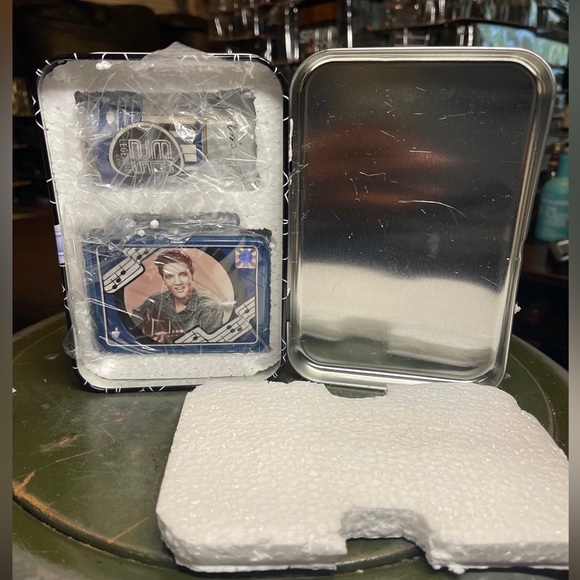 ELVIS PRESLEY Lunchtime SALT🧂& PEPPER SHAKERS 2002 Vandor + ELVIS BUTTONS 🎸 - Picture 2 of 9